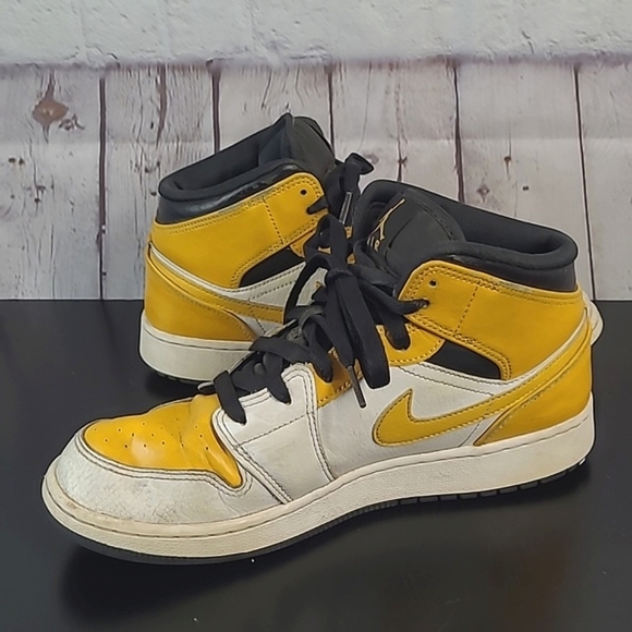Nike Air Jordan 1 Mid US University Gold Yellow Shoes 554724-170 Youth 7/ W 8 - Picture 13 of 17